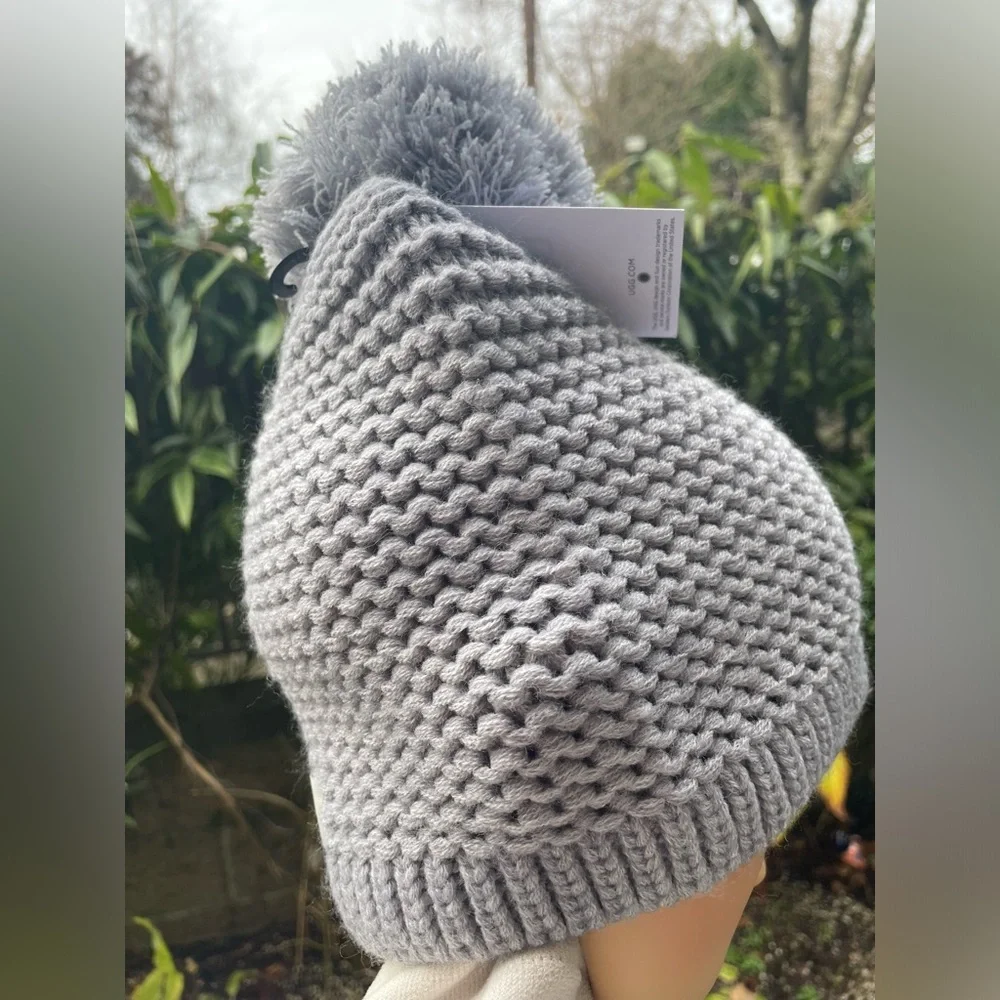 UGG Gray Knit Beanie for Women.
NWT 
MSRP $60
Light Gray - Picture 10 of 16
